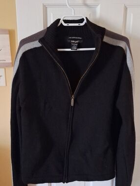 Skyr Men's Black Full-Zip Sweater with Gray Shoulder Stripes